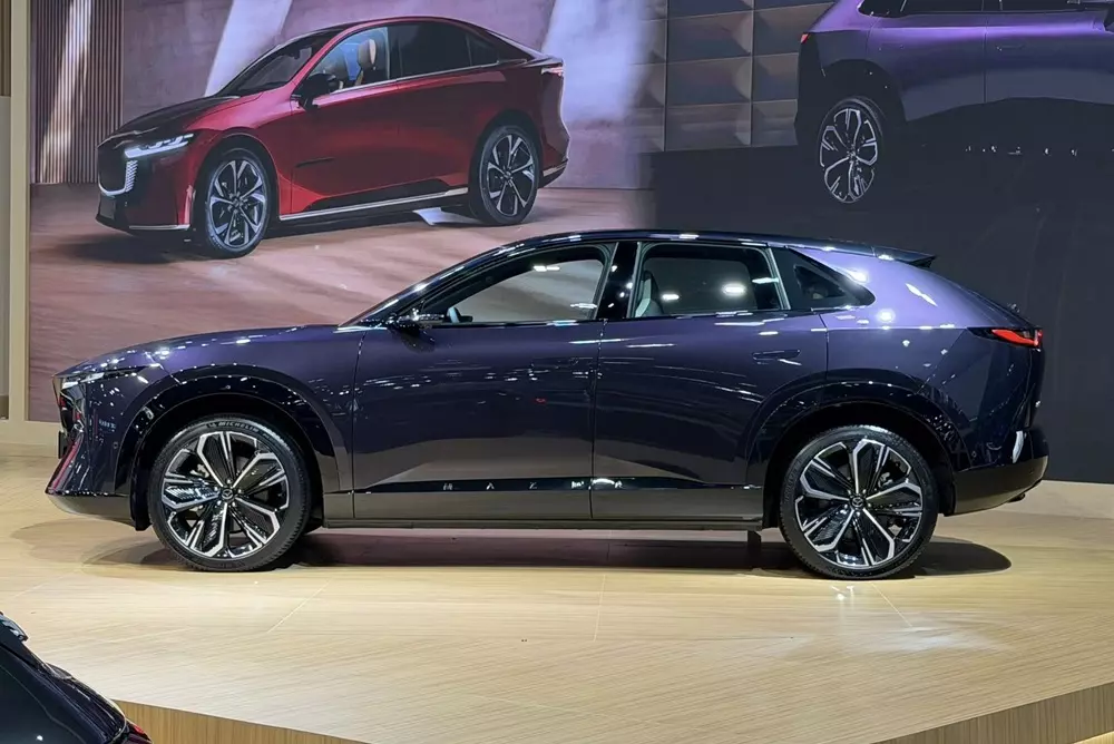 SUV hạng trung Mazda CX-6e được trưng b&agrave;y tại Th&aacute;i Lan, b&aacute;n ra v&agrave;o cuối năm nay - Ảnh 2.