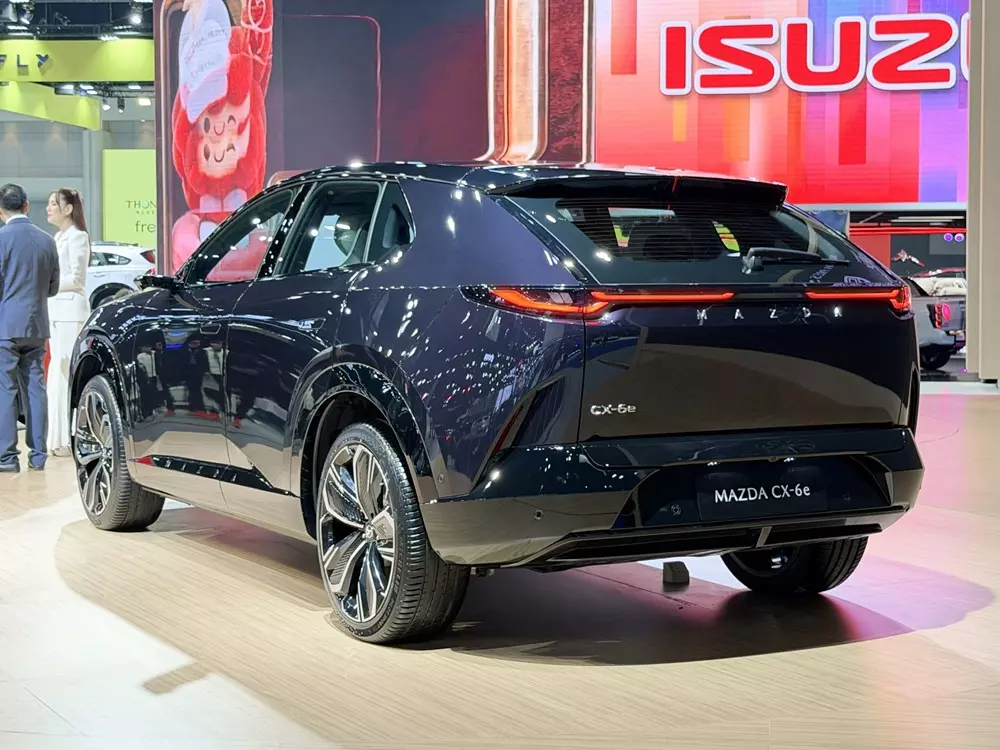 SUV hạng trung Mazda CX-6e được trưng b&agrave;y tại Th&aacute;i Lan, b&aacute;n ra v&agrave;o cuối năm nay - Ảnh 4.