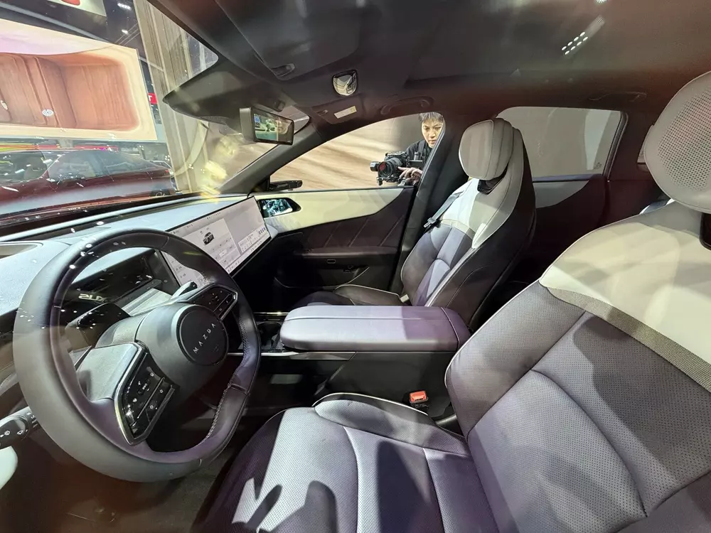 SUV hạng trung Mazda CX-6e được trưng b&agrave;y tại Th&aacute;i Lan, b&aacute;n ra v&agrave;o cuối năm nay - Ảnh 6.