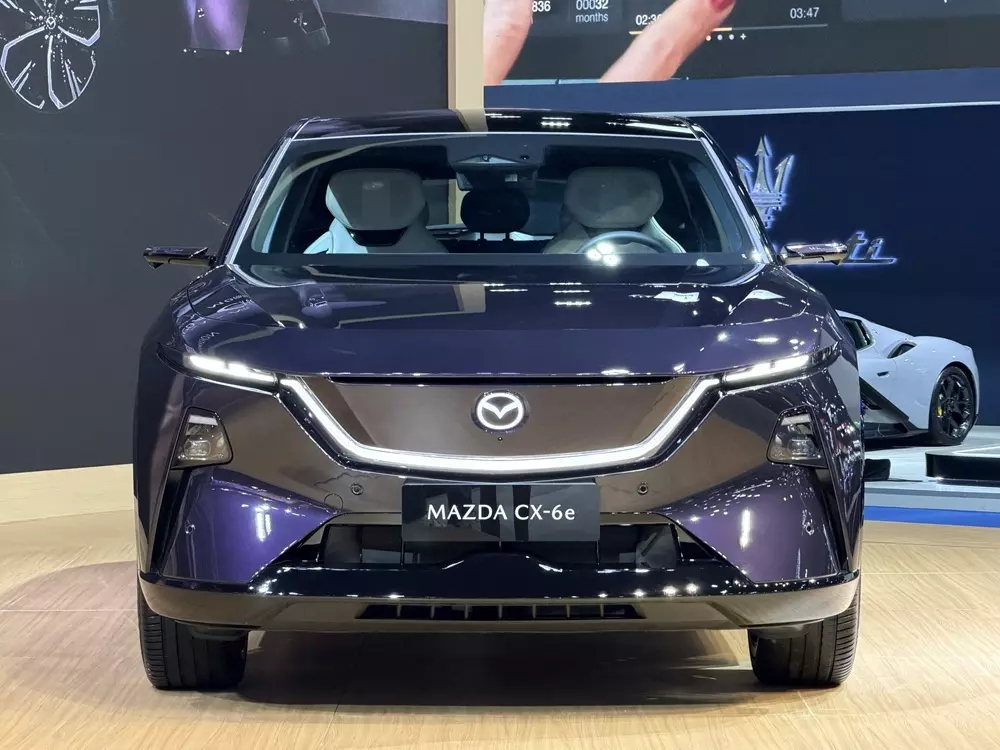 SUV hạng trung Mazda CX-6e được trưng b&agrave;y tại Th&aacute;i Lan, b&aacute;n ra v&agrave;o cuối năm nay - Ảnh 3.