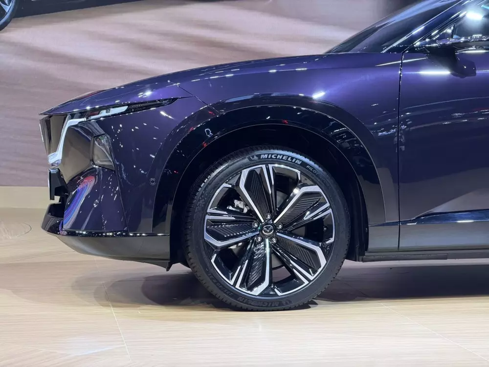 SUV hạng trung Mazda CX-6e được trưng b&agrave;y tại Th&aacute;i Lan, b&aacute;n ra v&agrave;o cuối năm nay - Ảnh 5.