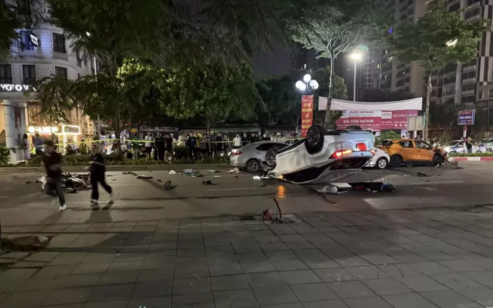 Video quay khoảnh khắc xe sang Lexus gây tai nạn liên hoàn tại Hà Nội - Ảnh 1. Video quay khoảnh khắc xe sang Lexus gây tai nạn liên hoàn tại Hà Nội - Ảnh 1.