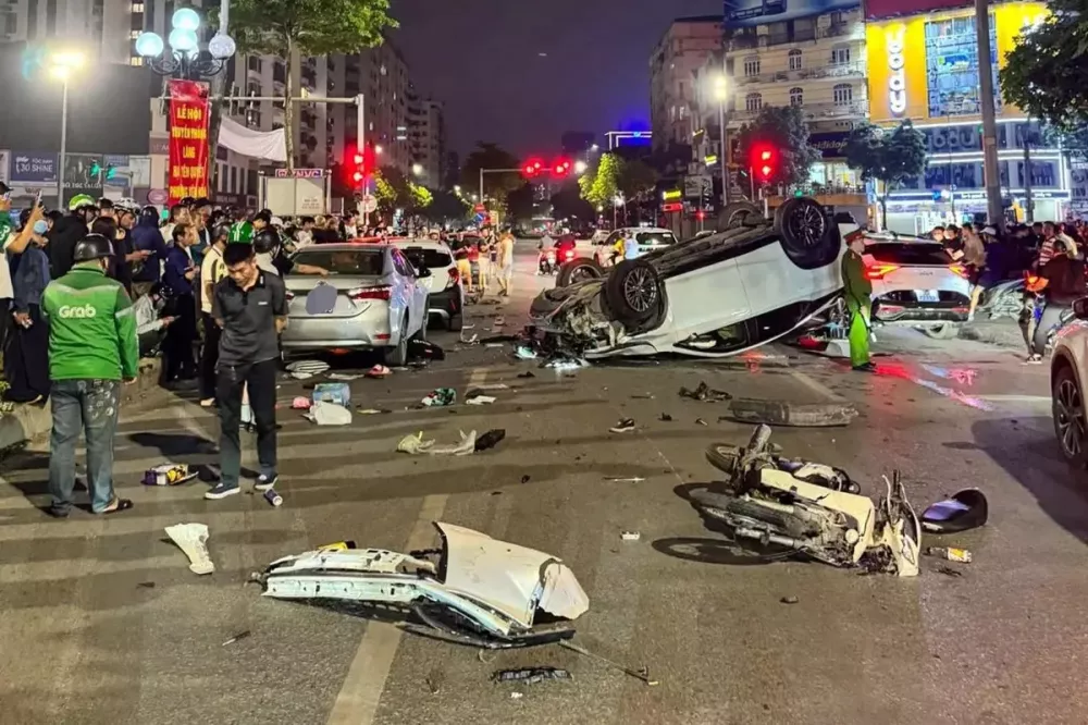 Video quay khoảnh khắc xe sang Lexus gây tai nạn liên hoàn tại Hà Nội - Ảnh 4. Video quay khoảnh khắc xe sang Lexus gây tai nạn liên hoàn tại Hà Nội - Ảnh 4.