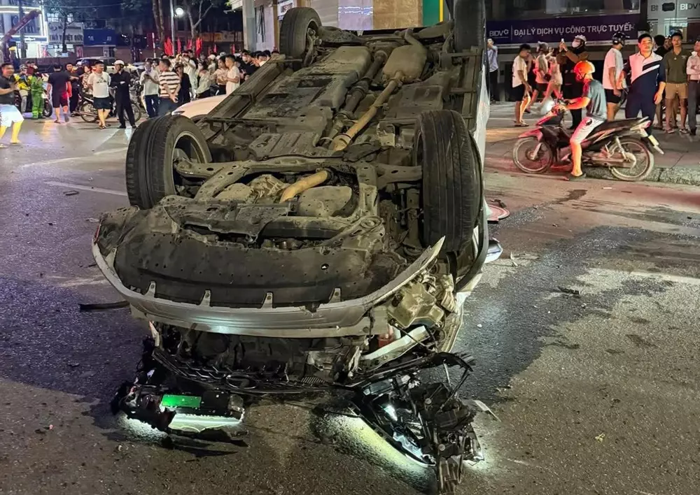 Video quay khoảnh khắc xe sang Lexus gây tai nạn liên hoàn tại Hà Nội - Ảnh 3. Video quay khoảnh khắc xe sang Lexus gây tai nạn liên hoàn tại Hà Nội - Ảnh 3.