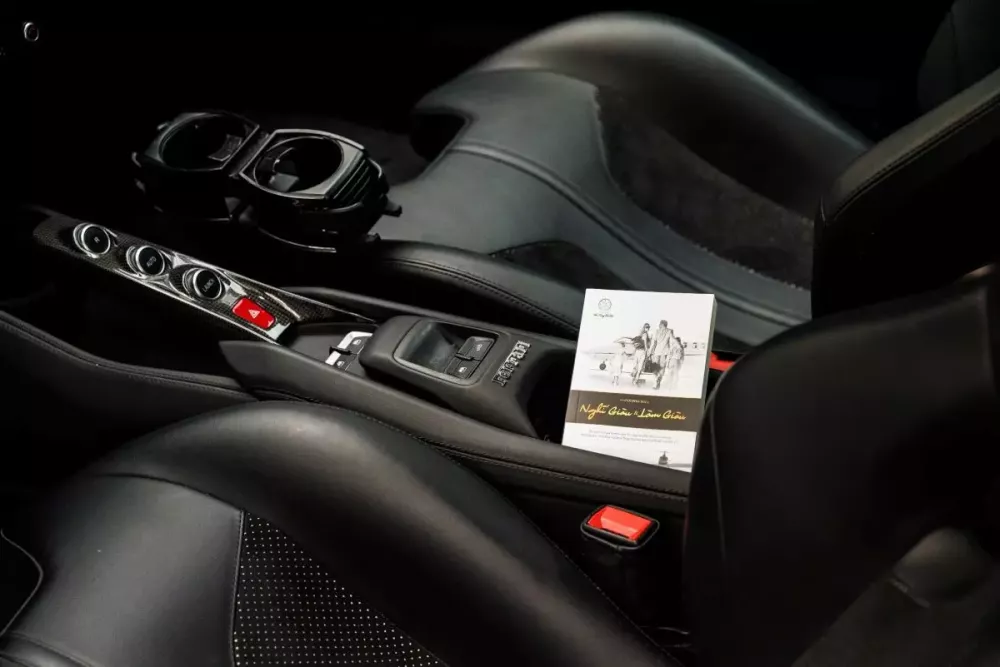 Tại sao ông chủ cà phê Trung Nguyên dùng siêu xe để chở sách quý?- Ảnh 7. Tại sao ông chủ cà phê Trung Nguyên dùng siêu xe để chở sách quý?- Ảnh 7.