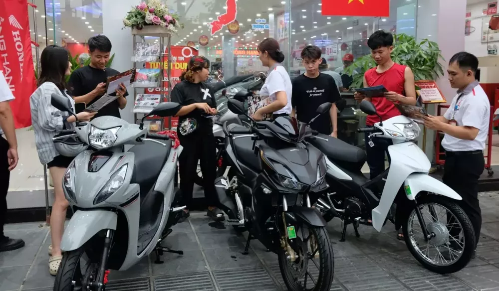 Kh&aacute;ch mua hơn 700.000 chiếc xe m&aacute;y trong 3 th&aacute;ng đầu năm 2026 - Ảnh 1.