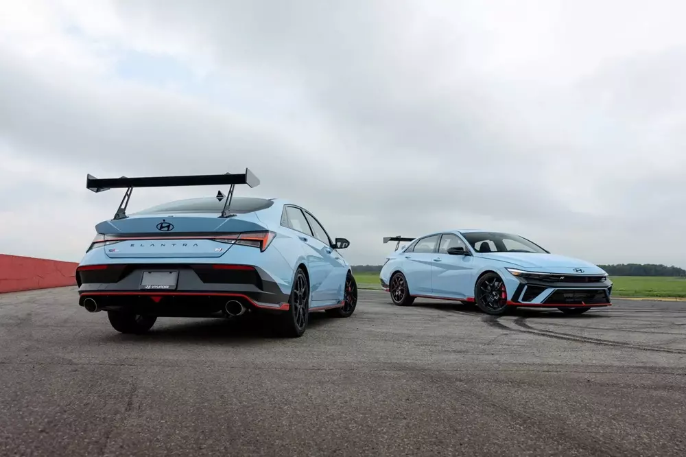 Vén màn Hyundai Elantra N TCR với cánh gió cỡ lớn, rẻ hơn Honda Civic Type R - Ảnh 1. Vén màn Hyundai Elantra N TCR với cánh gió cỡ lớn, rẻ hơn Honda Civic Type R - Ảnh 1.