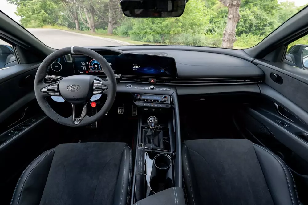 Vén màn Hyundai Elantra N TCR với cánh gió cỡ lớn, rẻ hơn Honda Civic Type R - Ảnh 3. Vén màn Hyundai Elantra N TCR với cánh gió cỡ lớn, rẻ hơn Honda Civic Type R - Ảnh 3.