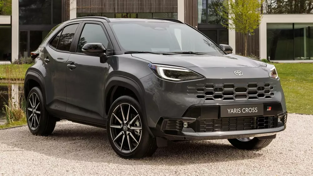 Toyota Yaris Cross 2026 ra mắt với lưới tản nhiệt như Lexus RX, chỉ d&ugrave;ng động cơ hybrid - Ảnh 3.