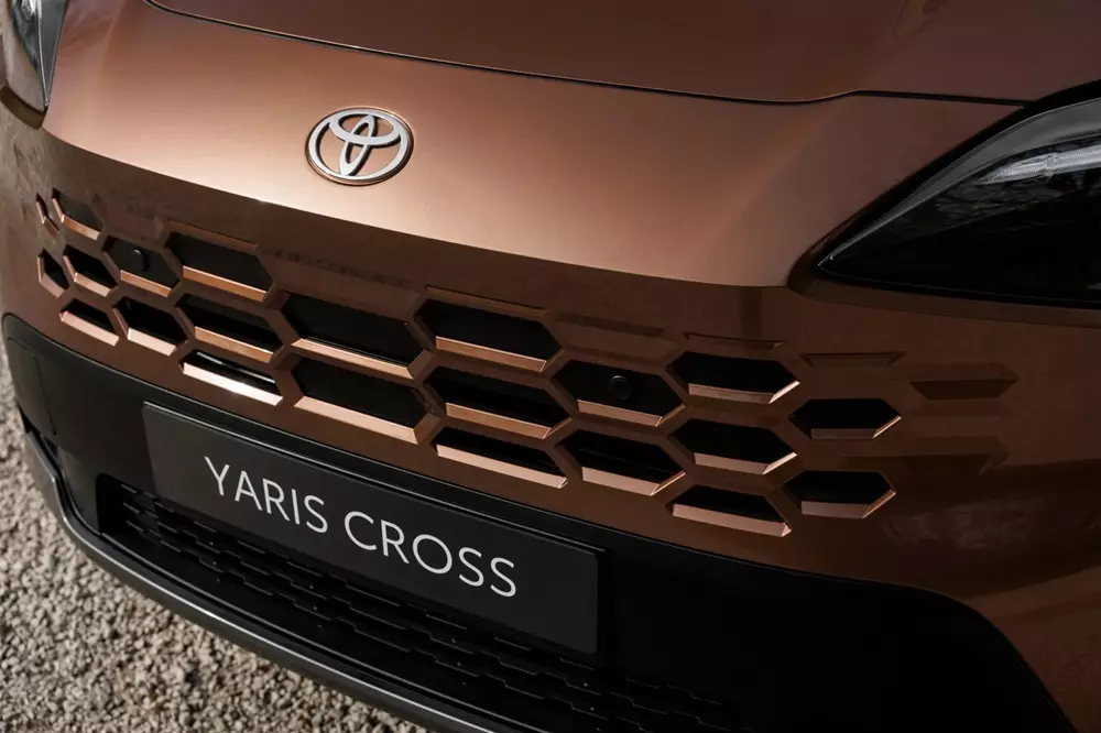 Toyota Yaris Cross 2026 ra mắt với lưới tản nhiệt như Lexus RX, chỉ d&ugrave;ng động cơ hybrid - Ảnh 2.