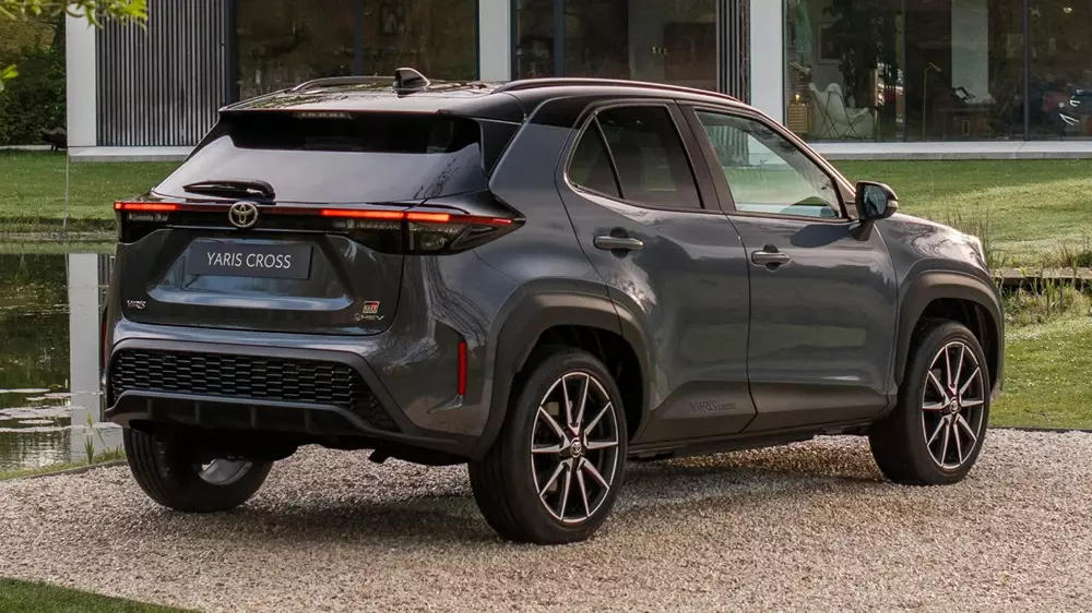 Toyota Yaris Cross 2026 ra mắt với lưới tản nhiệt như Lexus RX, chỉ d&ugrave;ng động cơ hybrid - Ảnh 9.