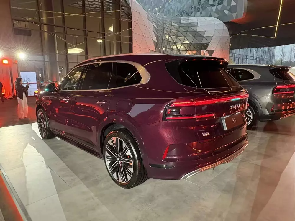 SUV cỡ lớn Zeekr 8X ch&iacute;nh thức được b&agrave;y b&aacute;n, chạy 410 km kh&ocirc;ng cần xăng, rộng cửa về Việt Nam - Ảnh 6.