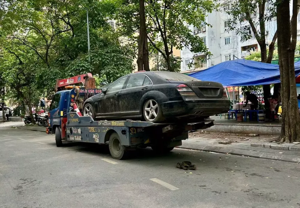 Lý do khiến chiếc Mercedes-AMG S63 đỗ trên vỉa hè Hà Nội suốt 10 năm bị cẩu đi - Ảnh 1. Lý do khiến chiếc Mercedes-AMG S63 đỗ trên vỉa hè Hà Nội suốt 10 năm bị cẩu đi - Ảnh 1.