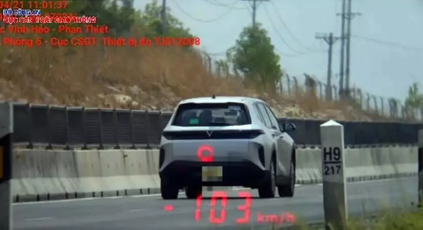 Chủ xe v&agrave; t&agrave;i xế bị phạt gần 120 triệu đồng v&igrave; loạt vi phạm tr&ecirc;n cao tốc - Ảnh 1.