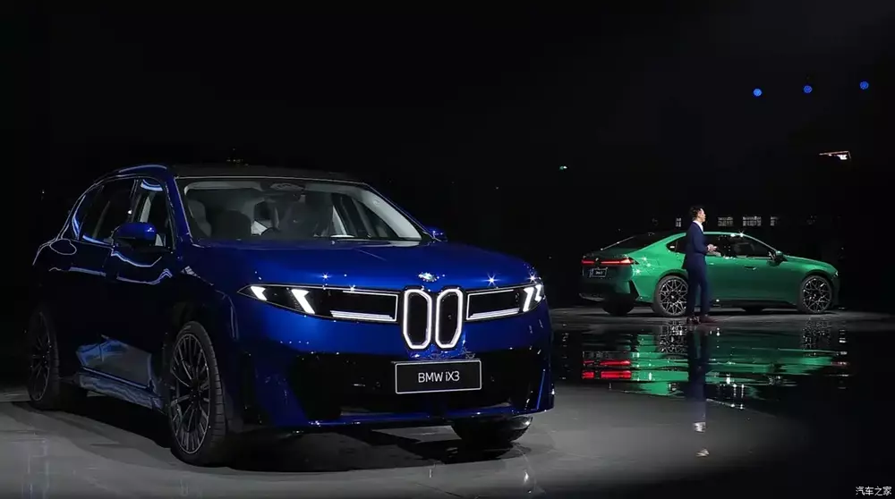Bộ đ&ocirc;i BMW i3L v&agrave; iX3L tr&igrave;nh l&agrave;ng với chiều d&agrave;i cơ sở như X5, c&oacute; một chi tiết khiến nhiều người phải ao ước - Ảnh 1.