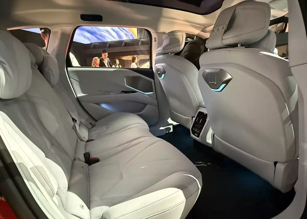 Bộ đ&ocirc;i BMW i3L v&agrave; iX3L tr&igrave;nh l&agrave;ng với chiều d&agrave;i cơ sở như X5, c&oacute; một chi tiết khiến nhiều người phải ao ước - Ảnh 8.