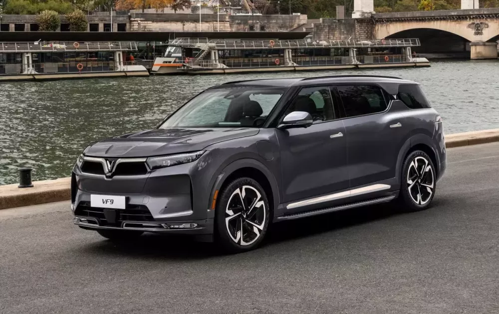 Chủ tịch Vingroup &uacute;p mở việc VinFast sẽ sản xuất th&ecirc;m xe hybrid - Ảnh 2.