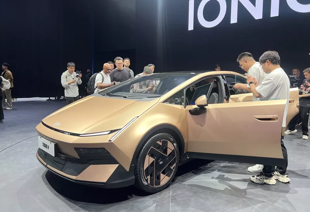 Hyundai Ioniq V sở hữu tay nắm cửa ẩn một nửa v&agrave; m&acirc;m h&igrave;nh chữ V