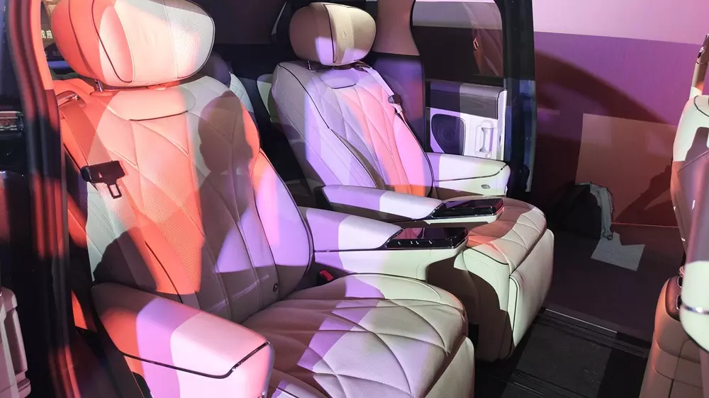 Hai ghế thương gia ở h&agrave;ng ghế giữa của BYD Denza D9 2026