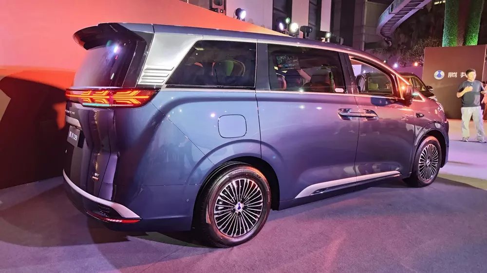 BYD Denza D9 2026 c&oacute; cả phi&ecirc;n bản PHEV v&agrave; EV