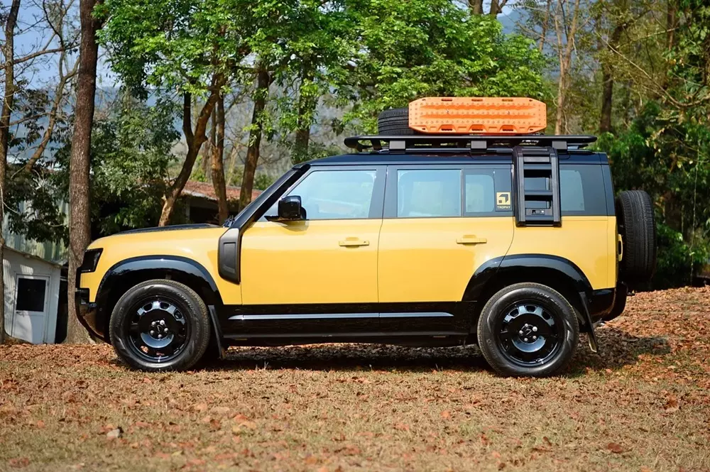 Land Rover Defender 110 Trophy Edition d&ugrave;ng m&acirc;m 20 inch với thiết cổ điển
