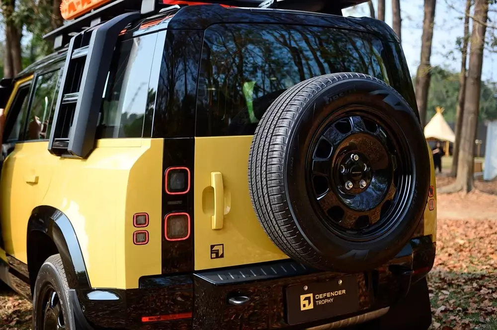 Land Rover Defender 110 Trophy Edition sở hữu nhiều chi tiết ngoại thất m&agrave;u đen b&oacute;ng