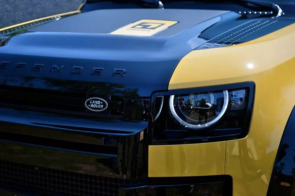 Land Rover Defender 110 Trophy Edition d&ugrave;ng động cơ mild hybrid m&aacute;y dầu