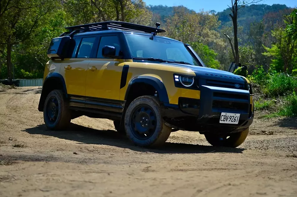 Land Rover Defender 110 Trophy Edition m&agrave;u v&agrave;ng Deep Sandglow.