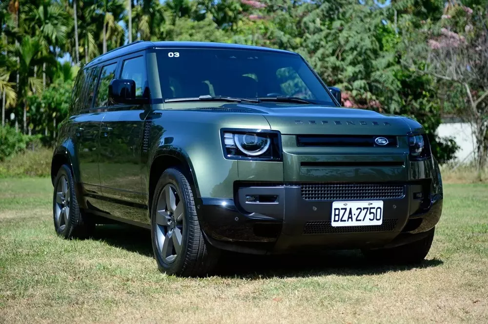 Land Rover Defender 110 Trophy Edition m&agrave;u xanh Keswick