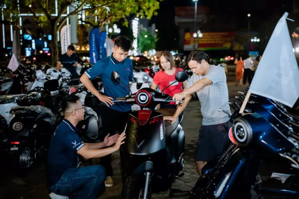 Người d&ugrave;ng y&ecirc;n t&acirc;m chạy xe m&aacute;y điện &ldquo;tẹt ga&rdquo; nhờ hạ tầng v&agrave; hậu m&atilde;i 5 sao của VinFast - Ảnh 1.