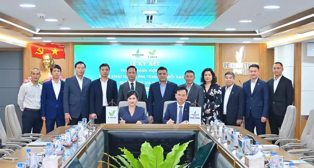 V-Green lắp 3.000 tủ đổi pin xe m&aacute;y điện VinFast tại c&aacute;c c&acirc;y xăng PVOIL - Ảnh 1.