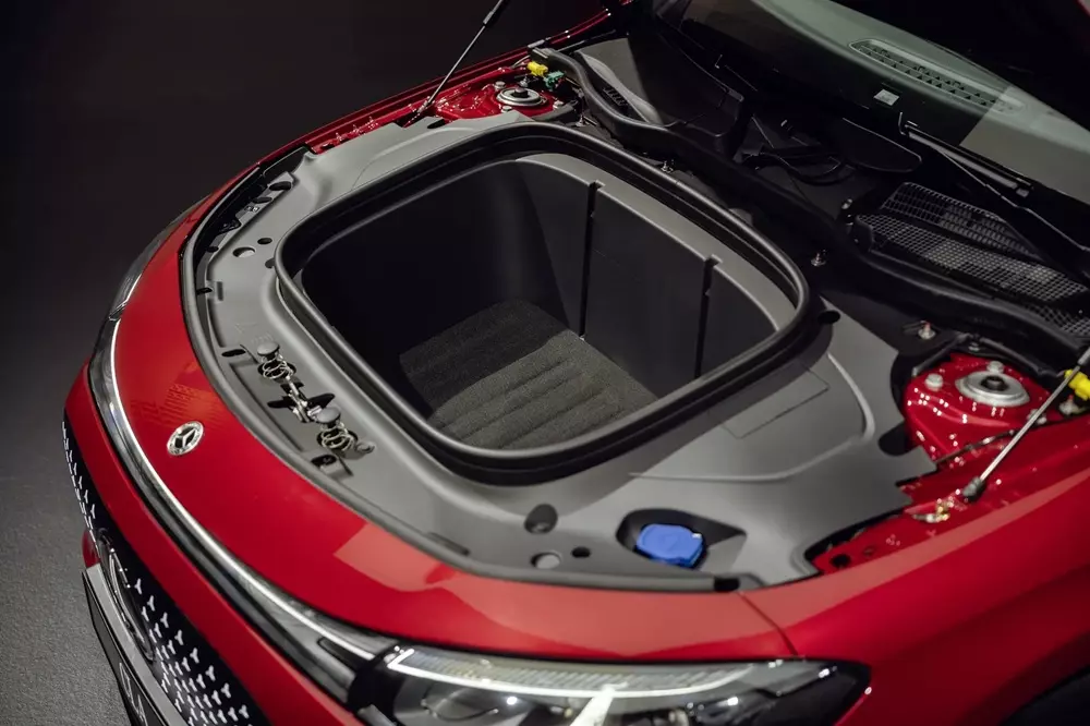 Cốp chứa đồ b&ecirc;n dưới nắp ca-p&ocirc; của Mercedes-Benz CLA