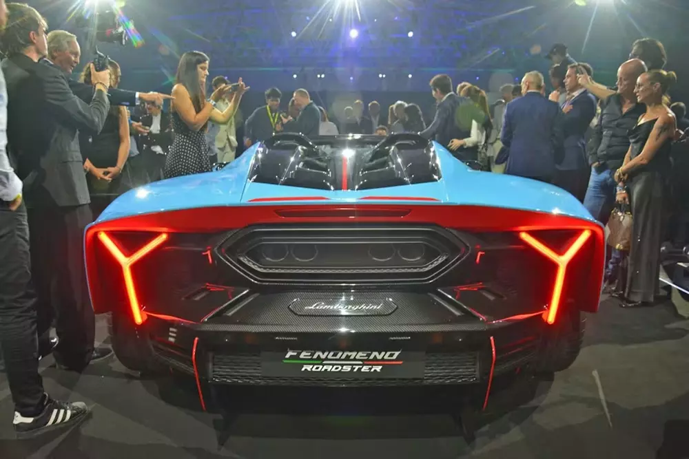 Si&ecirc;u xe mui trần Lamborghini Fenomeno Roadster c&oacute; gi&aacute; gần 155 tỷ đồng nhưng đ&atilde; "ch&aacute;y h&agrave;ng" - Ảnh 7.