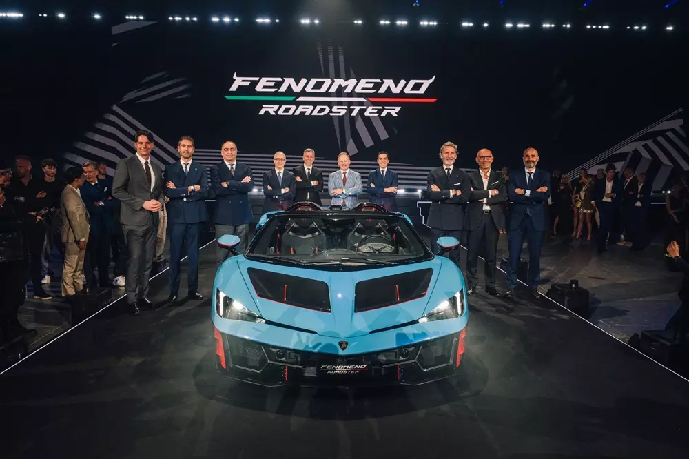 Si&ecirc;u xe mui trần Lamborghini Fenomeno Roadster c&oacute; gi&aacute; gần 155 tỷ đồng nhưng đ&atilde; "ch&aacute;y h&agrave;ng" - Ảnh 2.