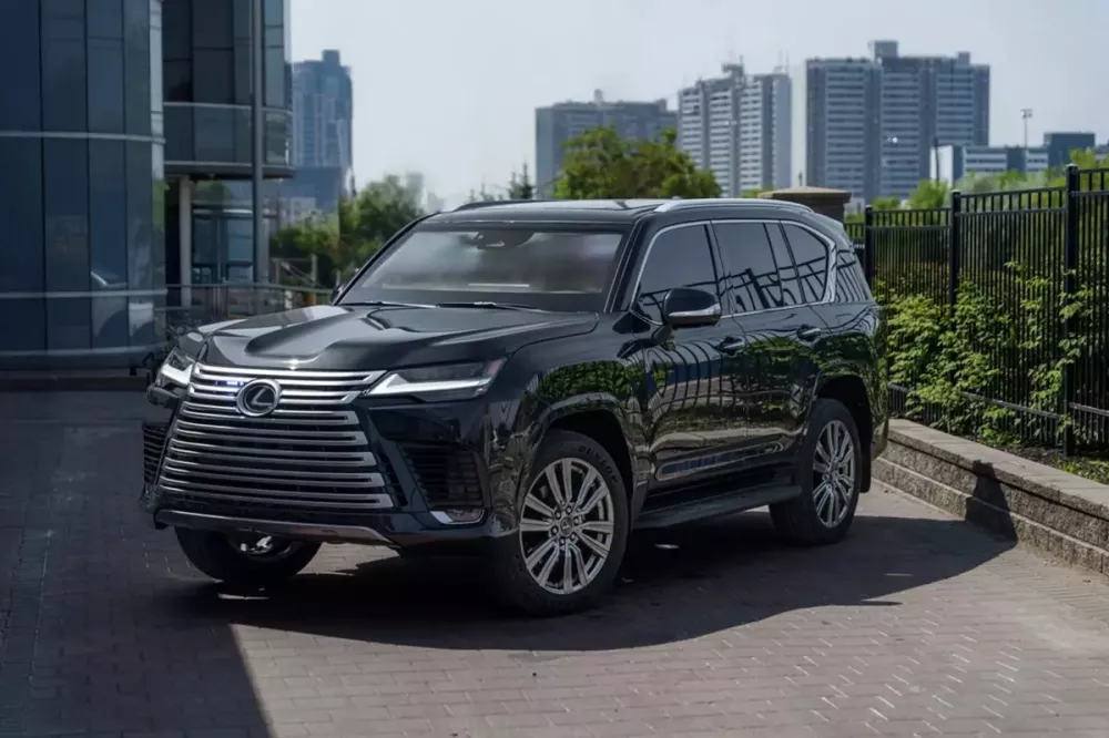 Cận cảnh phi&ecirc;n bản bọc th&eacute;p chống đạn của Lexus LX 700 với cửa tho&aacute;t hiểm tr&ecirc;n n&oacute;c - Ảnh 1.