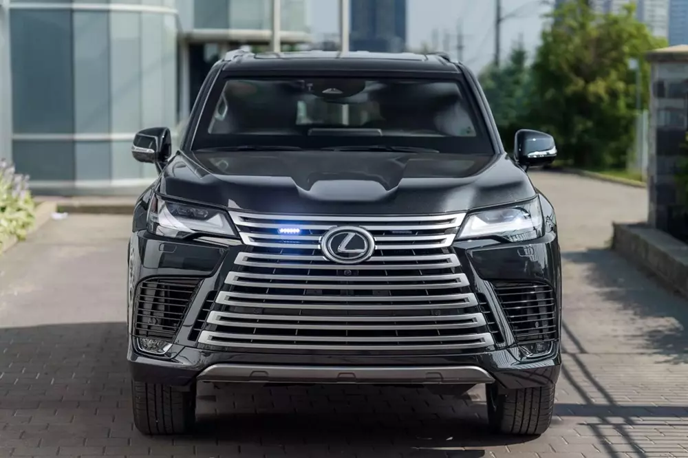 Cận cảnh phi&ecirc;n bản bọc th&eacute;p chống đạn của Lexus LX 700 với cửa tho&aacute;t hiểm tr&ecirc;n n&oacute;c - Ảnh 3.