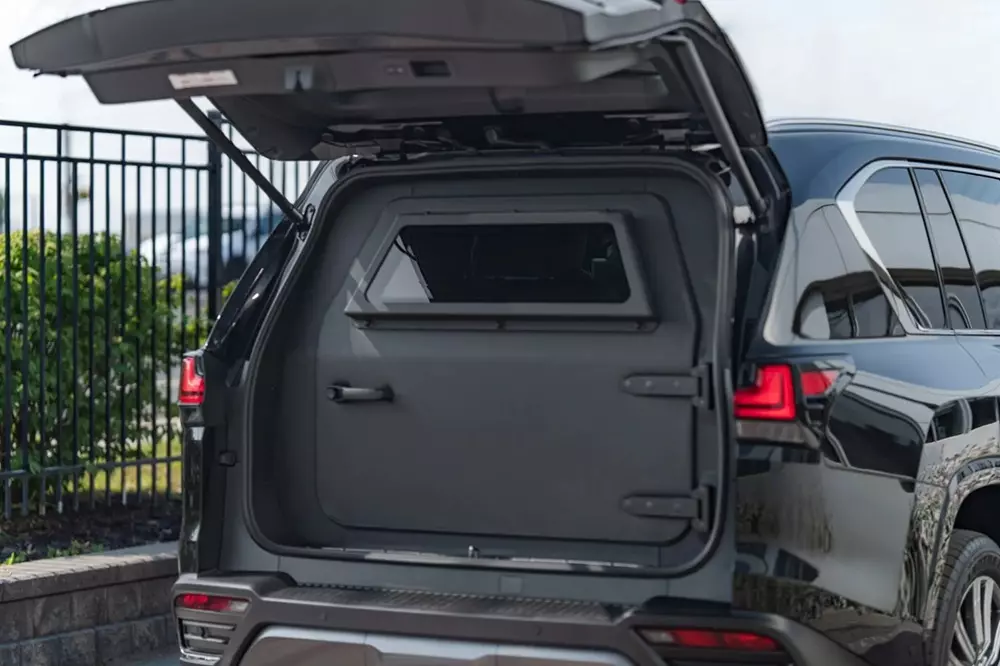 Cận cảnh phi&ecirc;n bản bọc th&eacute;p chống đạn của Lexus LX 700 với cửa tho&aacute;t hiểm tr&ecirc;n n&oacute;c - Ảnh 6.