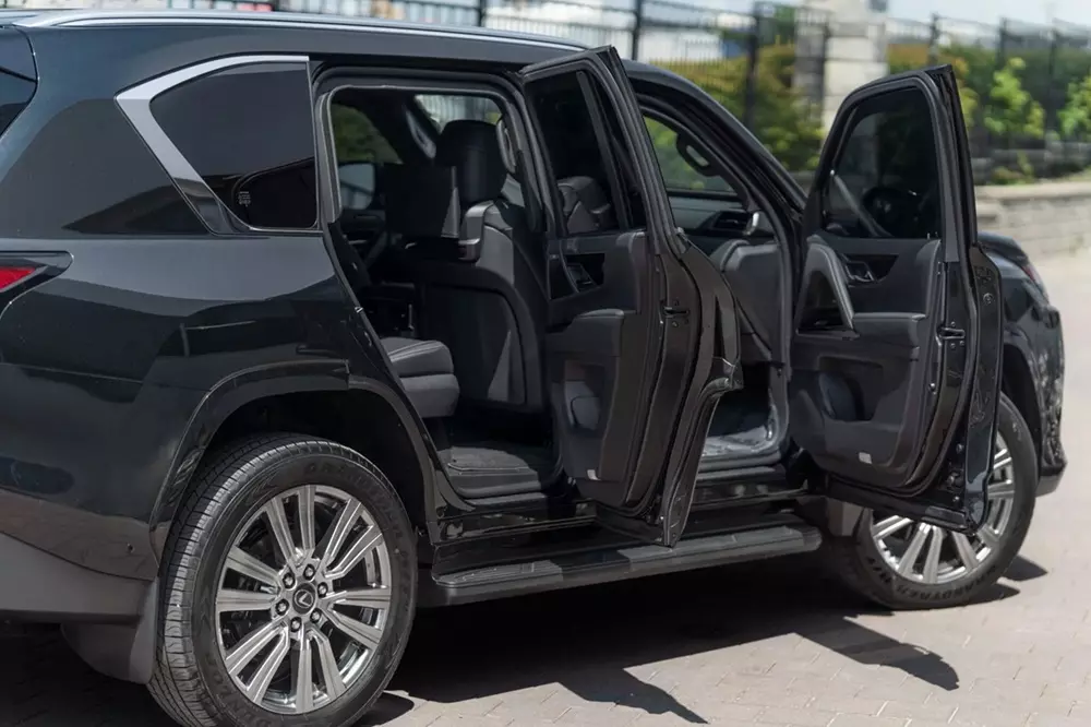 Cận cảnh phi&ecirc;n bản bọc th&eacute;p chống đạn của Lexus LX 700 với cửa tho&aacute;t hiểm tr&ecirc;n n&oacute;c - Ảnh 4.