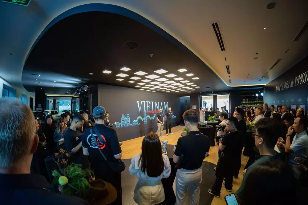 Mercedes-Benz đi v&ograve;ng quanh thế giới "140 Years. 140 Places." ch&iacute;nh thức đến Việt Nam - Ảnh 8.