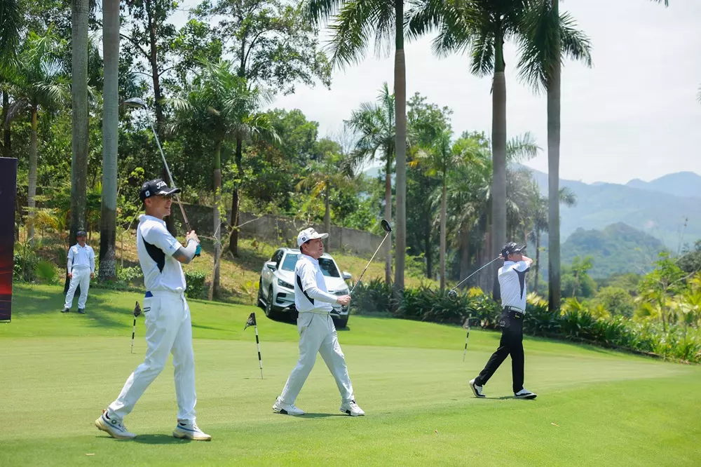 C&aacute;c golfer H&agrave;n Quốc giao lưu v&agrave; hướng dẫn kỹ thuật tại line tập