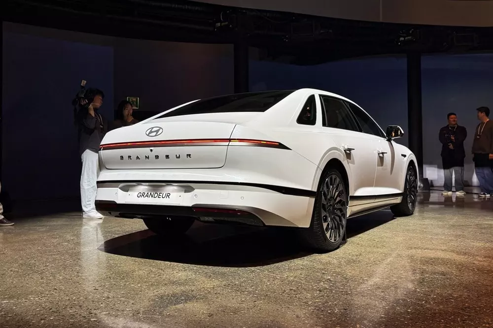 Đ&egrave;n hậu của Hyundai Grandeur 2026 c&oacute; thiết kế tương đồng với đ&egrave;n trước