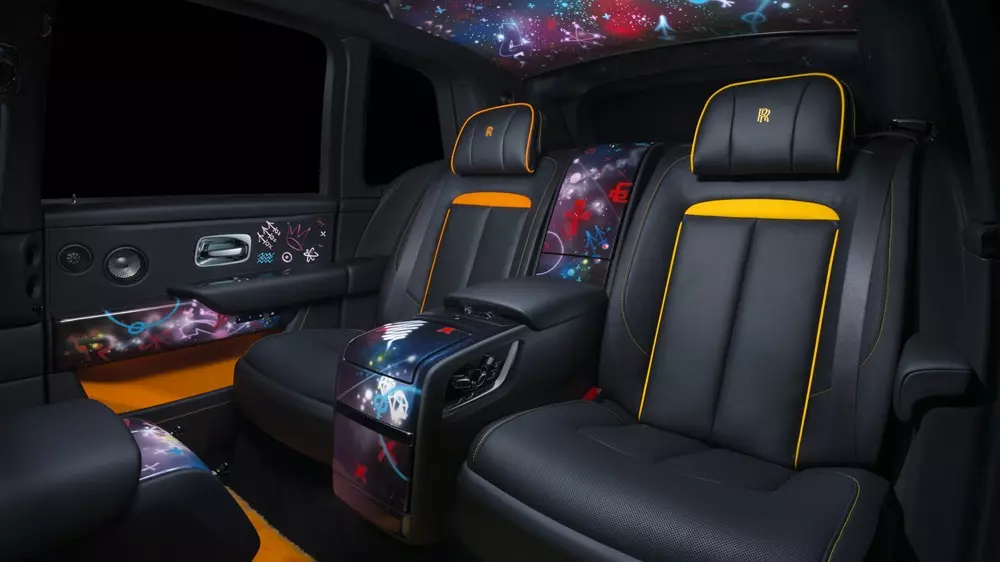 Mỗi chiếc Rolls-Royce Black Badge Cullinan by Cyril Kongo được ho&agrave;n thiện bằng nhiều kỹ thuật, từ bọt biển, s&uacute;ng phun sơn đến cọ vẽ