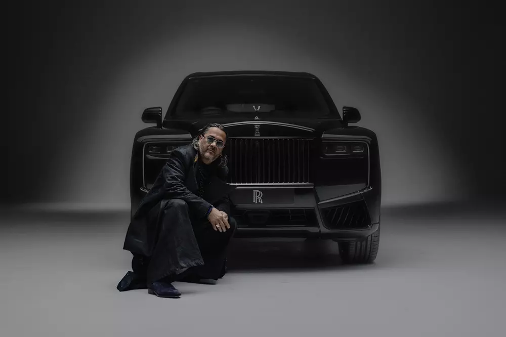 Cyril Kongo b&ecirc;n chiếc Rolls-Royce Black Badge Cullinan do m&igrave;nh thiết kế