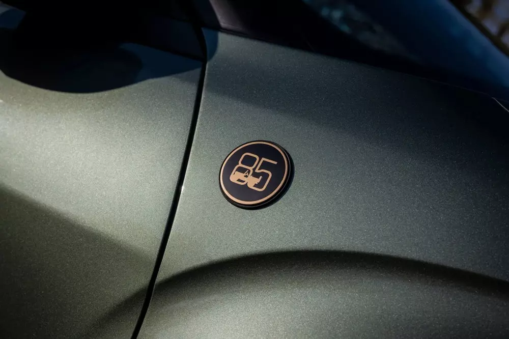 Logo tr&ecirc;n chắn b&ugrave;n trước của Jeep Avenger 85th Anniversary Edition 2026