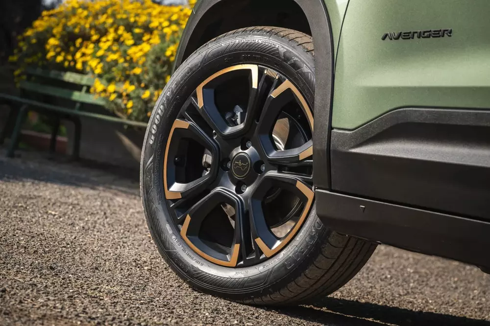 M&acirc;m 18 inch của Jeep Avenger 85th Anniversary Edition 2026