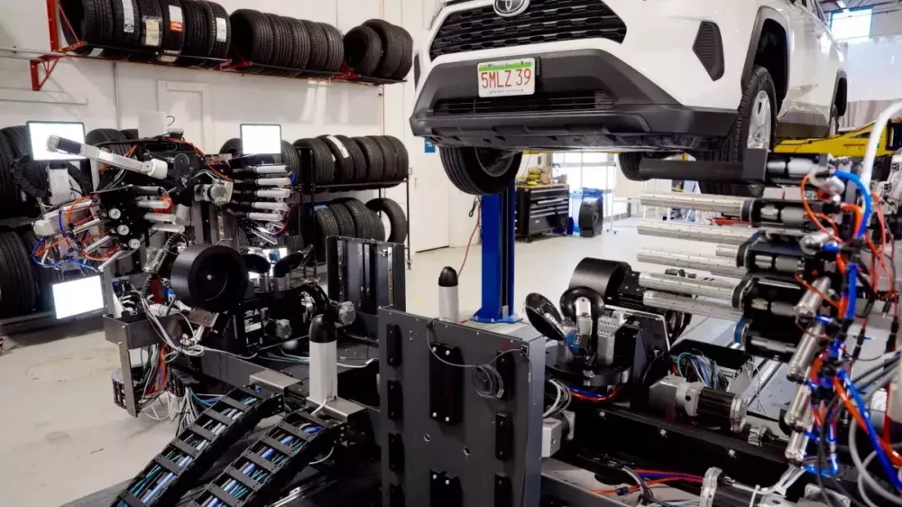 SmartBay của Automated Tire Inc. sử dụng tr&iacute; tuệ nh&acirc;n tạo v&agrave; robot để thay lốp, c&acirc;n bằng b&aacute;nh xe v&agrave; kiểm tra phương tiện với mức độ gi&aacute;m s&aacute;t tối thiểu từ con người.