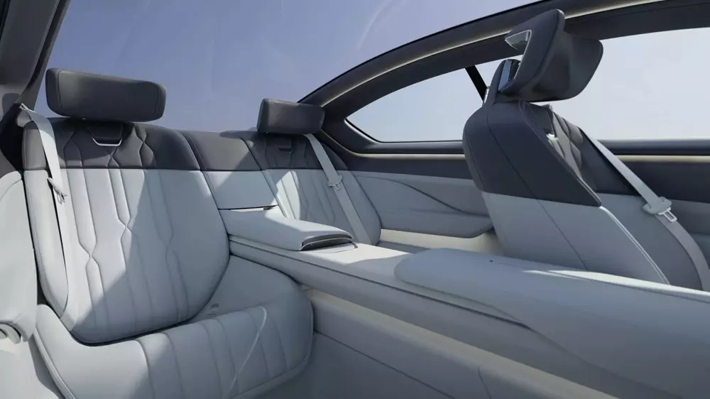 Hai ghế sau của Vision BMW Alpina được ngăn c&aacute;ch bằng bệ t&igrave; tay nối liền với ph&iacute;a trước