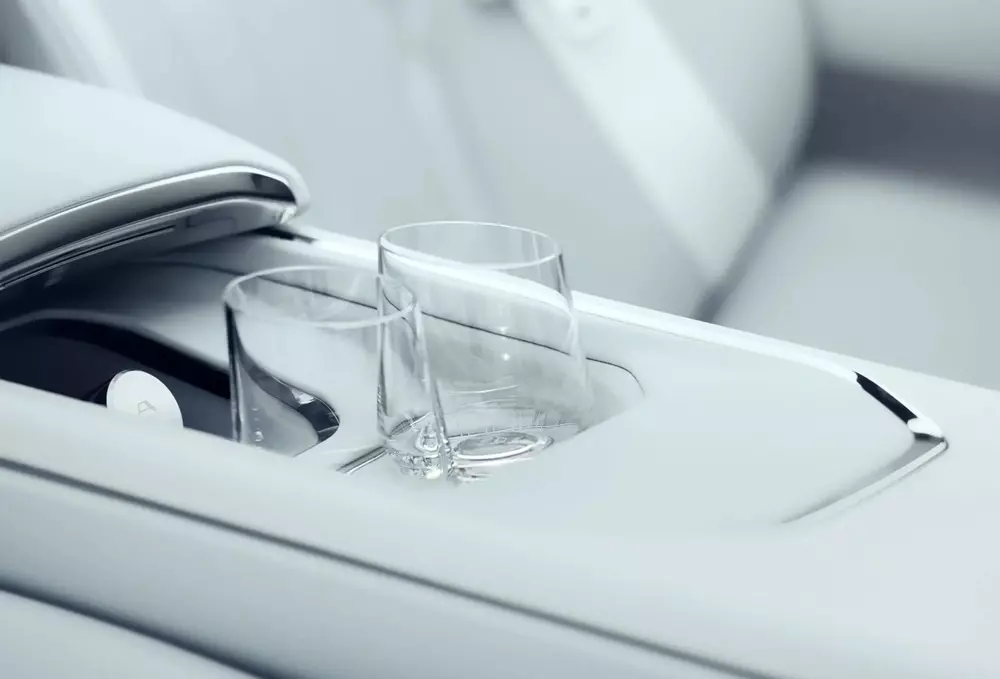 Bộ ly pha l&ecirc; c&oacute; thể tự động n&acirc;ng l&ecirc;n từ bệ t&igrave; tay trung t&acirc;m của Vision BMW Alpina 