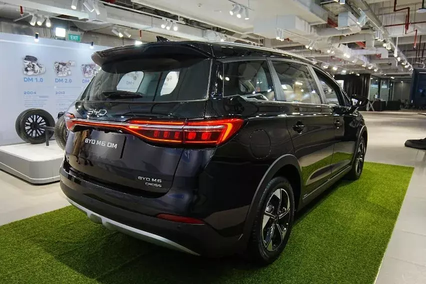 Mẫu MPV 7 chỗ BYD M6 đang b&aacute;n ở Việt Nam c&oacute; th&ecirc;m phi&ecirc;n bản chỉ ti&ecirc;u thụ 1,53 l&iacute;t xăng/100 km - Ảnh 7.