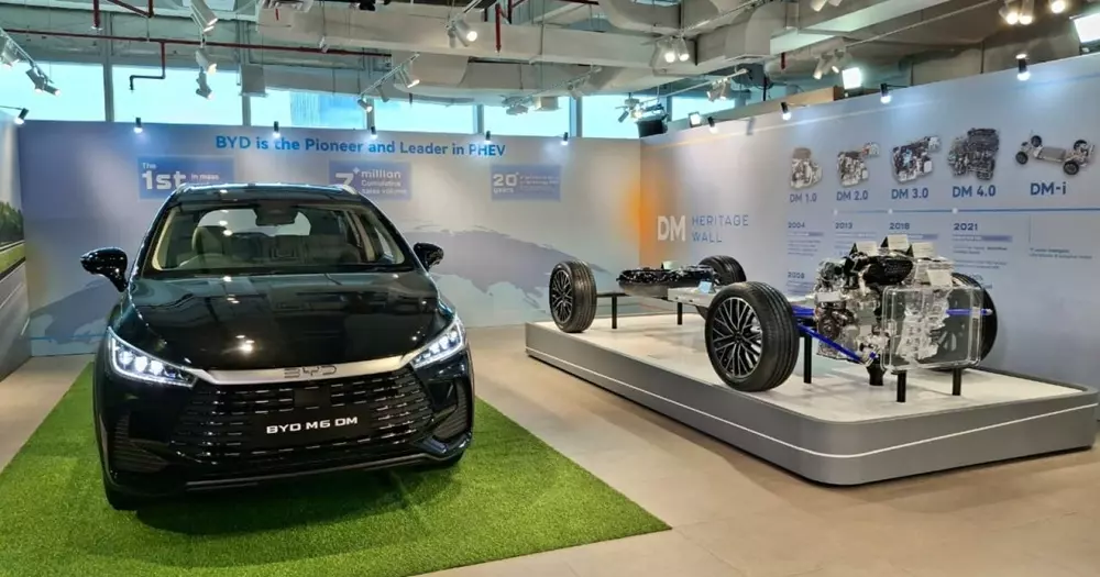 Mẫu MPV 7 chỗ BYD M6 đang b&aacute;n ở Việt Nam c&oacute; th&ecirc;m phi&ecirc;n bản chỉ ti&ecirc;u thụ 1,53 l&iacute;t xăng/100 km - Ảnh 6.